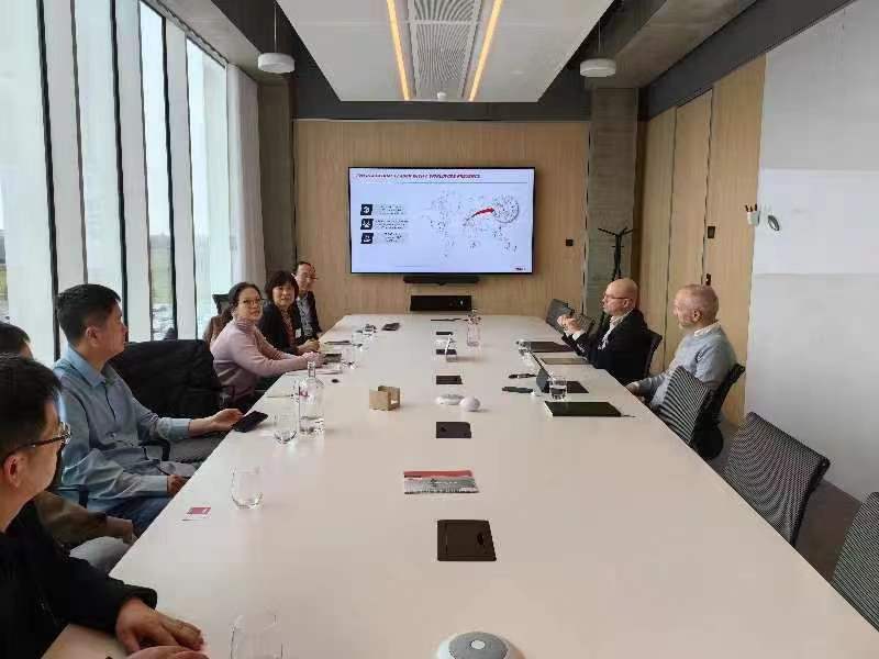 中国工程机械工业协会工业车辆分会张洁秘书长一行赴德观展 LogiMAT 2024，并到访 EVO厅 集团参观互换